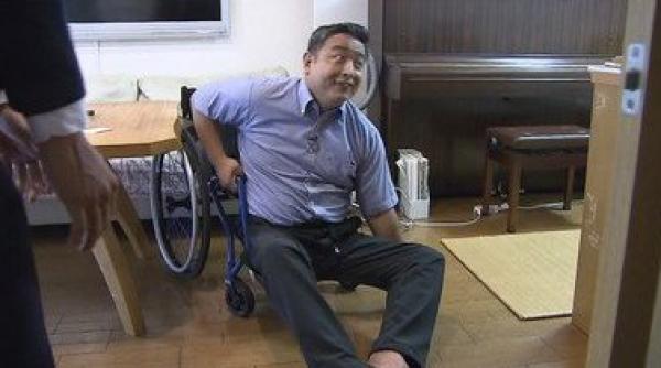 japonia o persoana cu handicap a fost nevoita sa se tarasca pentru a se urca intr un avion