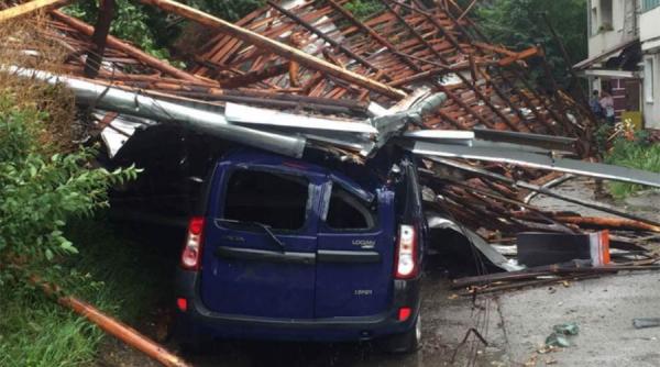 cluj persoana ranita dupa ce a fost prinsa sub un acoperis smuls de vant