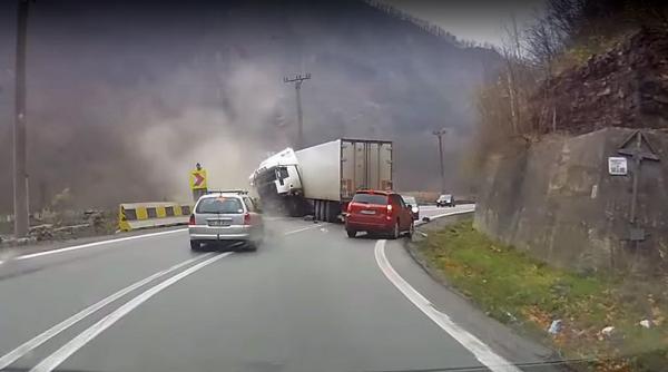 tir rasturnat pe valea oltului un sens de mers blocat