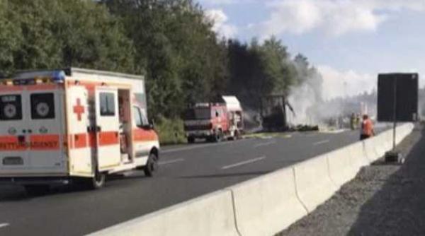 18 morti intr un accident cumplit dupa ce un autocar a intrat intr un tir