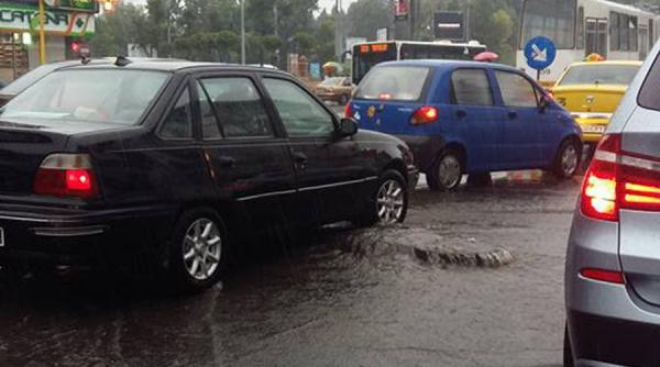 mai multe pasaje si strazi din bucuresti s au inundat