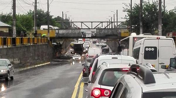 traficul rutier pe dn5 bucuresti giurgiu oprit din cauza apei acumulate in urma ploii