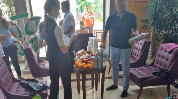 video doi turisti rusi au vrut sa fure dintr un hotel din turcia 15 role de hartie igienica si 5 litri de lichior