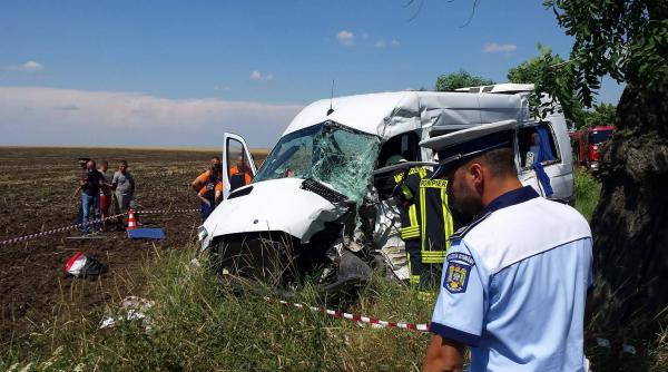 accident infiorator intre un microbuz si un tir a fost activat planul rosu