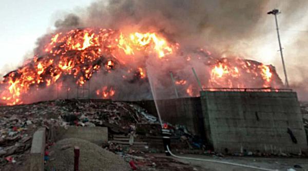 incendiu de proportii la groapa de gunoi de la pata rat