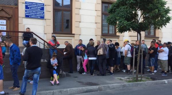 sibienii stau la coada de la 4 dimineata pentru pasapoarte