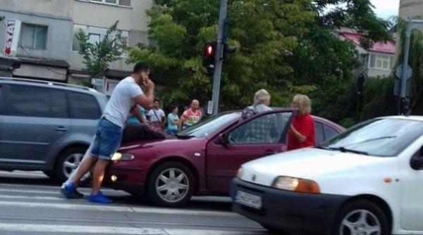 iasi un politist aflat in concediu a imobilizat un barbat care gesticula cu o arma