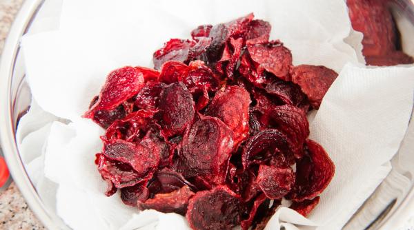 reteta zilei chipsuri de sfecla rosie