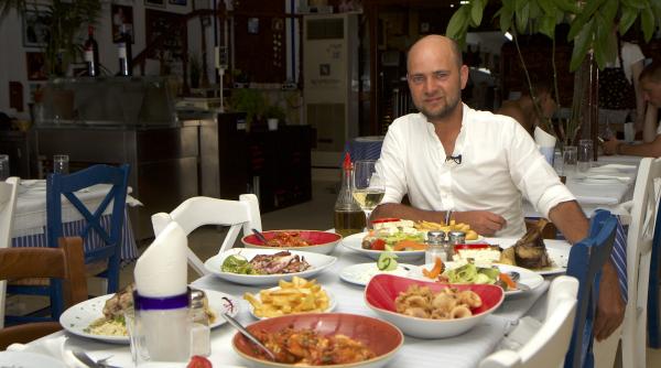 cosmin selesi si a schimbat obiceiurile culinare de cand filmeaza in grecia mananca zilnic peste si fructe de mare