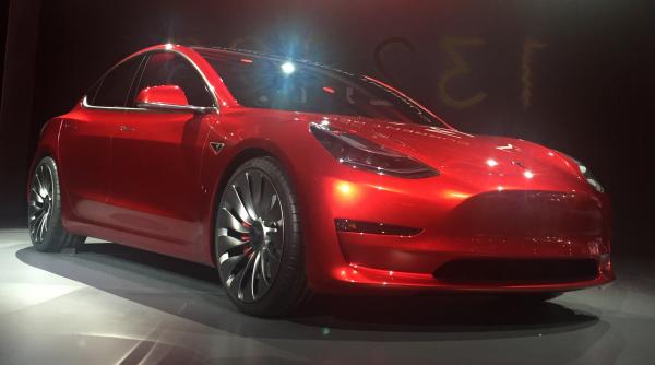 tesla model 3 a iesit pe portile fabricii prima masina tesla care se adreseaza maselor
