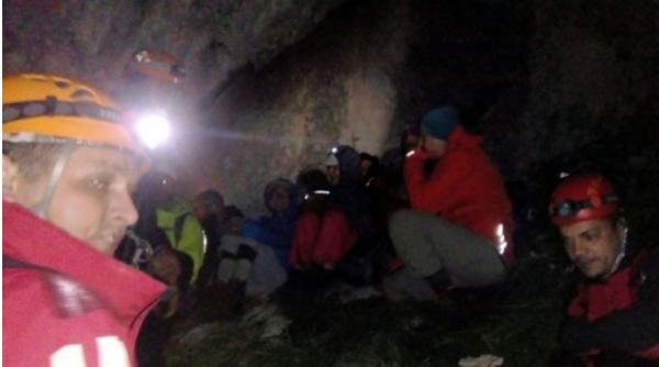 interventie riscanta a jandarmilor montani pentru salvarea unui grup de turisti in piatra craiului