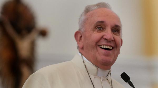 ce scrie pe afisul de la intrarea in resedinta papei francisc