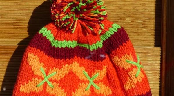 de ce caciulile au un ciucure mare si pufos