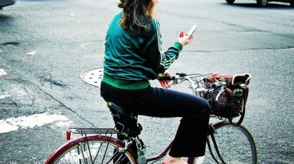 o adolescenta din germania care mergea pe bicicleta si butona mobilul s a ciocnit cu masina politiei