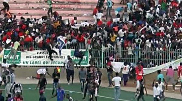 video noua persoane au decedat la un meci de fotbal disputat pe un stadion in dakar