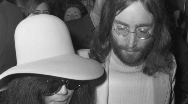 albumul pe care lennon i a dat un autograf asasinului sau inainte de a muri a fost scos la vanzare