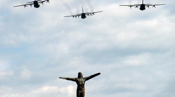 restrictii de circulatie joi in bucuresti cu ocazia zilei fortelor aeriene aeronave militare vor survola piata aviatorilor