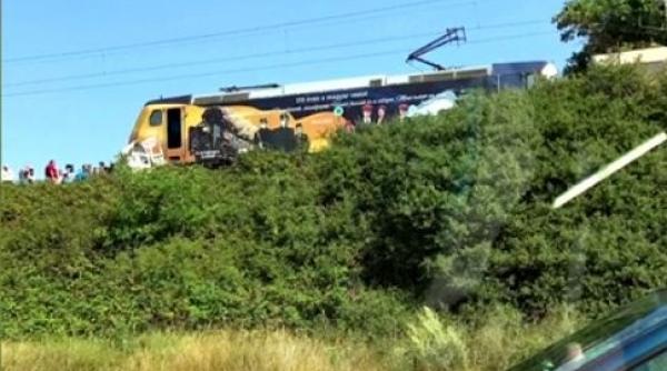accident teribil pe calea ferata in mehedinti o masina a fost spulberata de tren doua persoane au murit