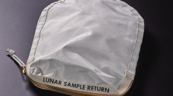 un saculet cu praf lunar vandut la licitatie cu 1 8 milioane