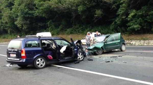 accident cu 5 raniti pe valea oltului o persoana este incarcerata