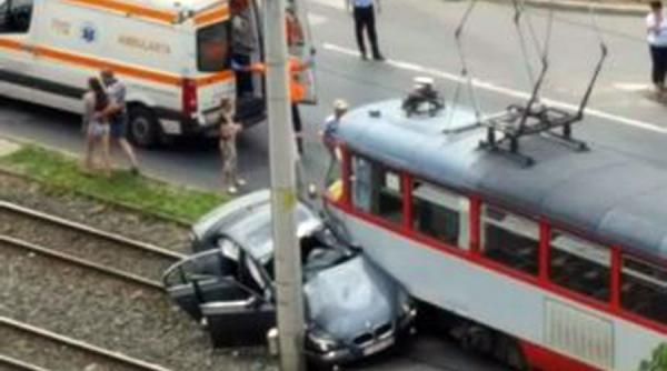 accident intre un bmw si un tramvai in arad