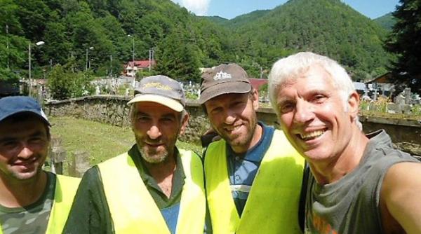 cimitirul eroilor din slanic moldova curatat de un turist