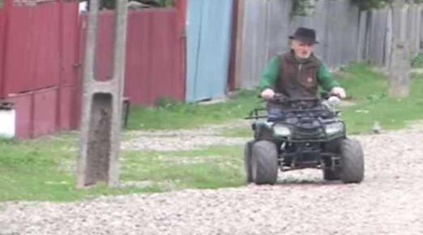 smeeni satul cu batrani ageri ca zmeii aici traiesc cea mai varstnica biciclista 80 de ani si cel mai batran conducator de atv 92 de ani