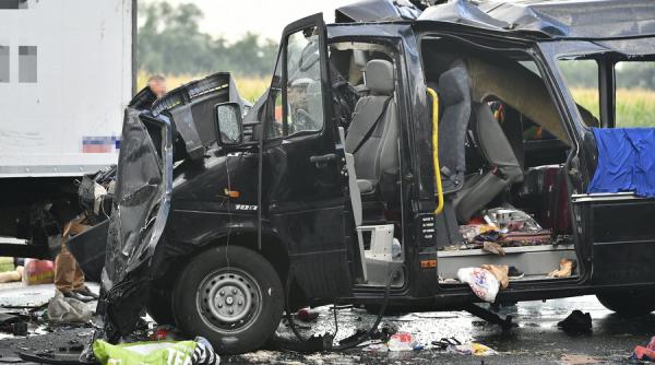 alerta accident mortal in ungaria in care a fost implicat un microbuz 3 romani decedati 6 sunt raniti update