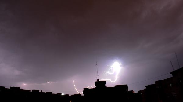 capitala sub cod portocaliu de averse si descarcari electrice pana la ora 17 00