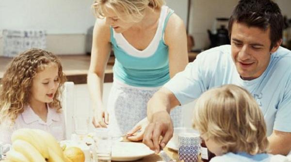 ghid de bune maniere cum ne comportam la micul dejun in familie