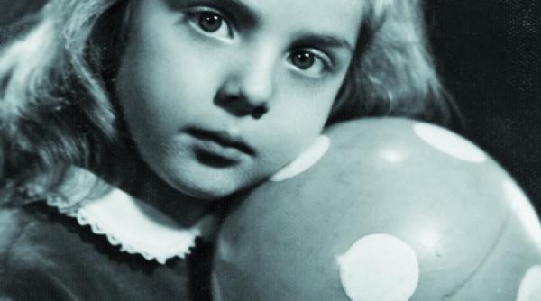 mingea cu buline visul familiei comuniste