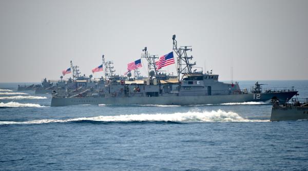 o nava a marinei sua a tras focuri de avertisment in directia unei nave iraniene in golful persic