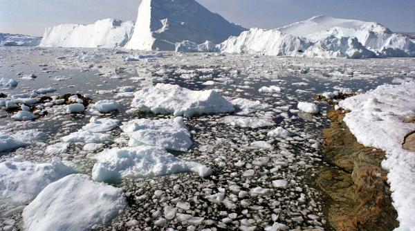 oamenii de stiinta ingrijorati de calota din groenlanda care a inceput sa se topeasca