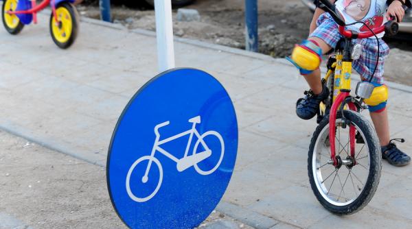 sute de bucuresteni au asteptat la coada ca sa obtina voucherul pentru biciclete