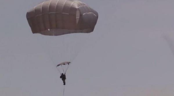 barbatul mort dupa o saritura cu parasuta era militar