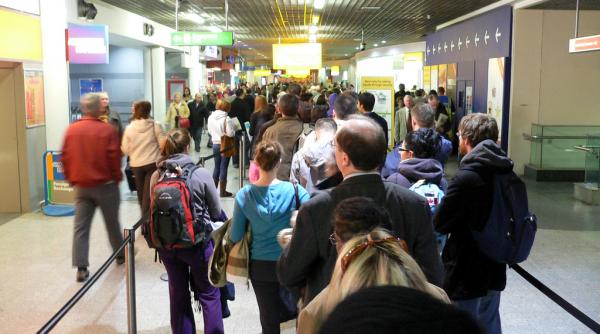 pasagerii stau cate patru ore la cozile de la punctele de verificare la unele aeroporturi europene