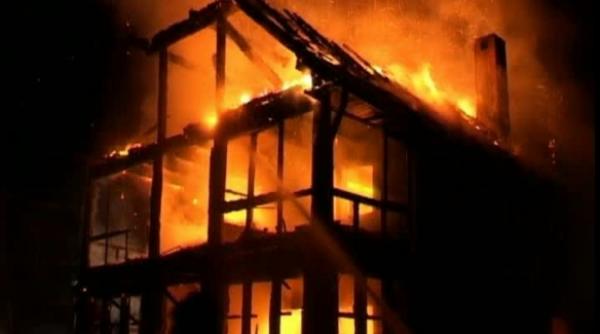 cabana cuprinsa de flacari pe valea sebesului pericol de extindere a incendiului la anexe