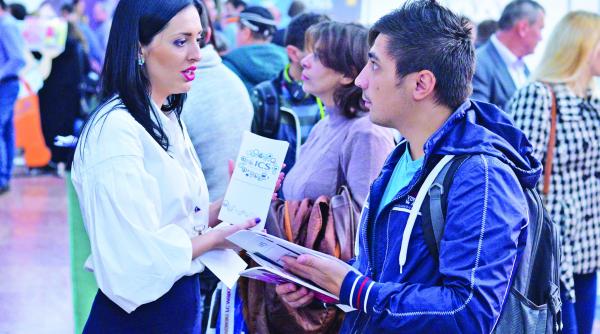 cati absolventi lucreaza in domeniul studiat