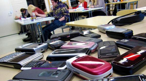 men ministrul educatie liviu pop vrea zone speciale in clasa pentru depozitarea telefoanelor mobile