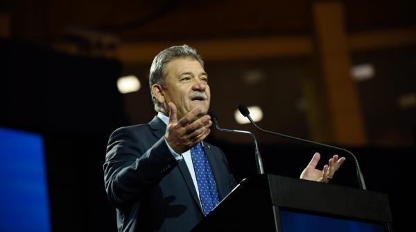 statul isi transforma primariile in multinationale peste noapte