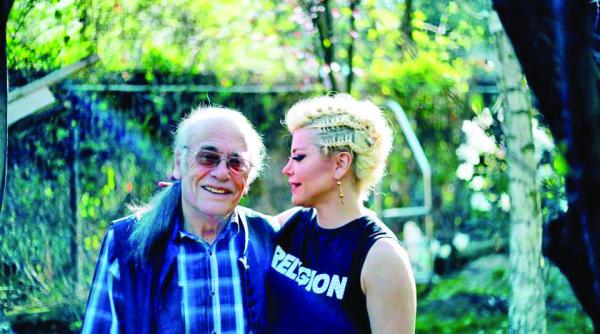 tatal poet al loredanei groza o auzeam de la 7 blocuri