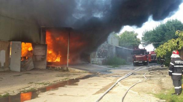incendiu puternic la o hala care produce hartie si mase plastice din galati