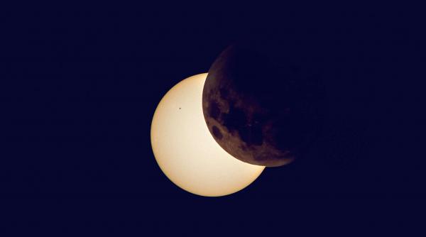 o eclipsa partiala de luna va fi vizibila in romania timp de aproximativ doua ore