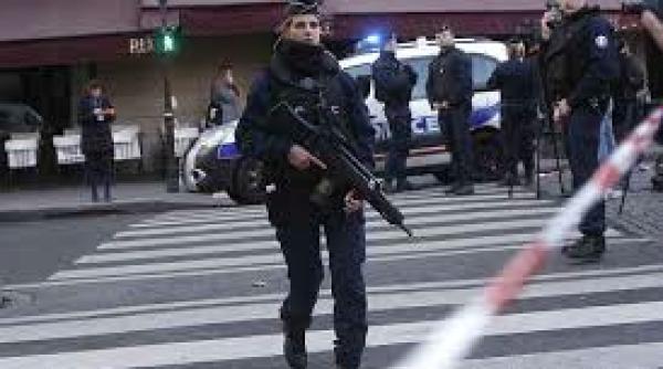 alerta la paris mai multi militari francezi au fost calcati de o masina soferul este cautat de fortele de ordine