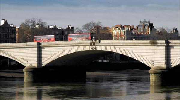 londra un barbat a impins o femeie in fata unui autobuz