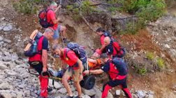 arges o turista a cazut intr o prapastie adanca de 10 metri in zona de creasta a masivului fagaras