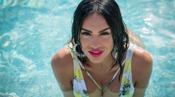 margherita de la clejani pictorial incendiar bruneta a pozat in ipostaze sexy