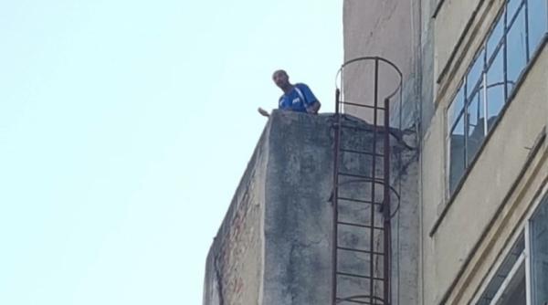 scene de groaza la ploiesti un tanar cu handicap ameninta ca se arunca in gol de pe un bloc cu 7 etaje barbatul are un mesaj pentru autoritati