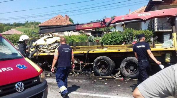 tragedie pe sosea doi morti dupa ce o macara si o autobasculanta s au lovit frontal