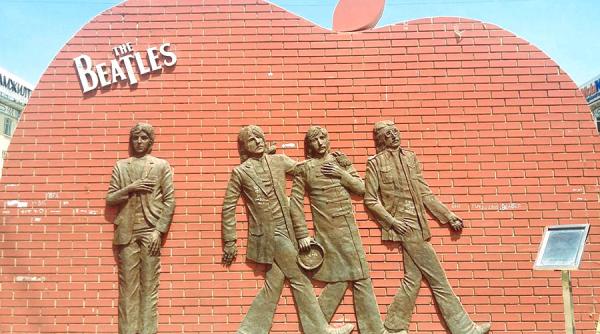 monumentul beatles din capitala mongoliei amenintat de buldozere locuitorii protesteaza in apararea acestuia